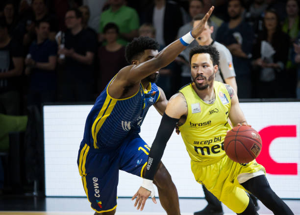 同的踢球风 同的踢球风